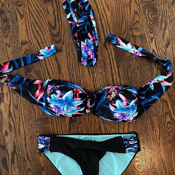 HEAT Bikini Top and Bottom. Two way Bandeau top, four string cross cross bottom. - Picture 2 of 6